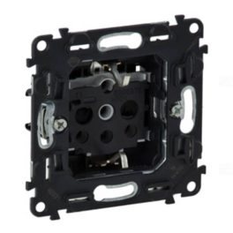   Legrand Valena InMatic 2P+F csatlakozóaljzat mechanizmus biztonsági zsaluval, csavaros Legrand 753024