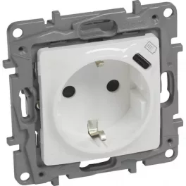   Legrand Niloé 2P+F földelt aljzat, USB C-típusú csatlakozóval, fehér Legrand 764535