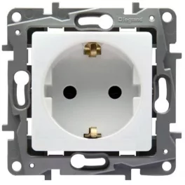   Legrand Niloé 2P+F csatlakozóaljzat (csavaros), fehér Legrand 764539