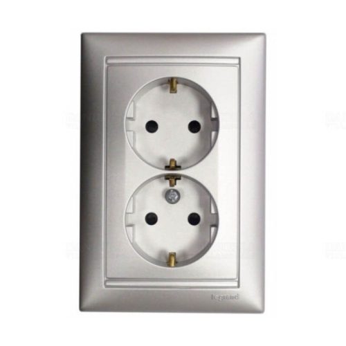 Legrand Valena 2x2P+F csatlakozóaljzat biztonsági zsaluval, alumínium Legrand 770127