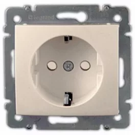   Legrand Valena 2P+F csatlakozóaljzat biztonsági zsaluval, elefántcsont Legrand 774321