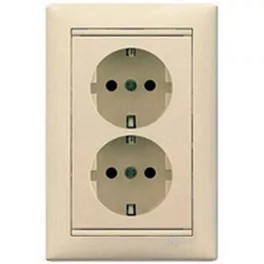   Legrand Valena 2x2P+F csatlakozóaljzat biztonsági zsaluval, elefántcsont Legrand 774371