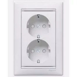   Legrand Valena 2x2P+F csatlakozóaljzat biztonsági zsaluval, fehér Legrand 774427