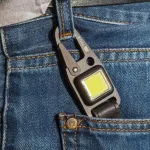 True Utility Cliplite, TU918, kulcstartó karabiner, tölthető lámpa, 4 funkció, 47 lm COB LED, Li-ion, marhabőr szíj, rozsdamentes acélváz, TU918