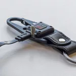 True Utility Cliplite, TU918, kulcstartó karabiner, tölthető lámpa, 4 funkció, 47 lm COB LED, Li-ion, marhabőr szíj, rozsdamentes acélváz, TU918